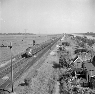 150978 Afbeelding van een electrisch treinstel mat. 1954 (plan F of G, Hondekop) van de N.S. ter hoogte van Loenen aan ...
